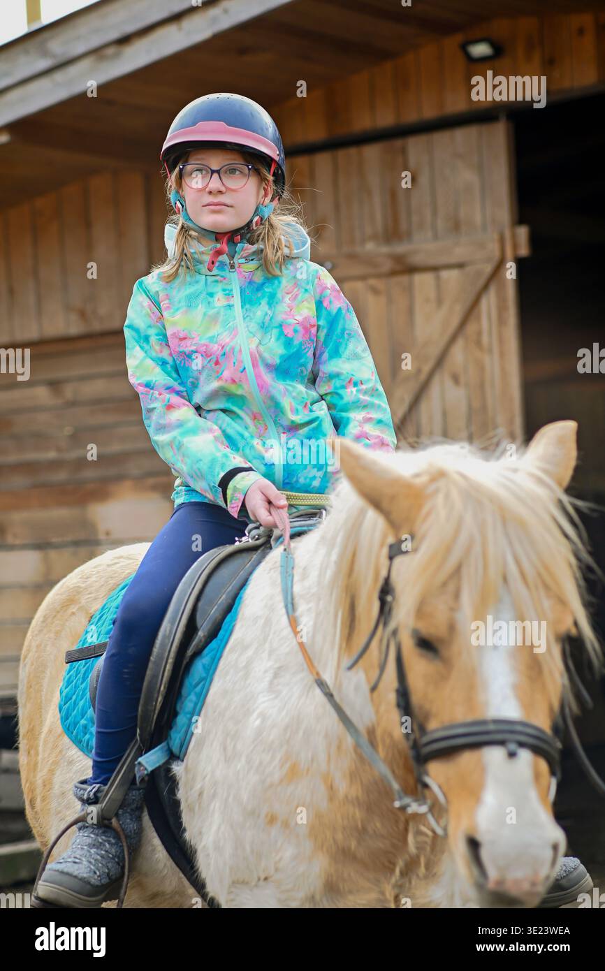Kind pinkeln vor ein Pferd in einem Stall Stockfotografie - Alamy