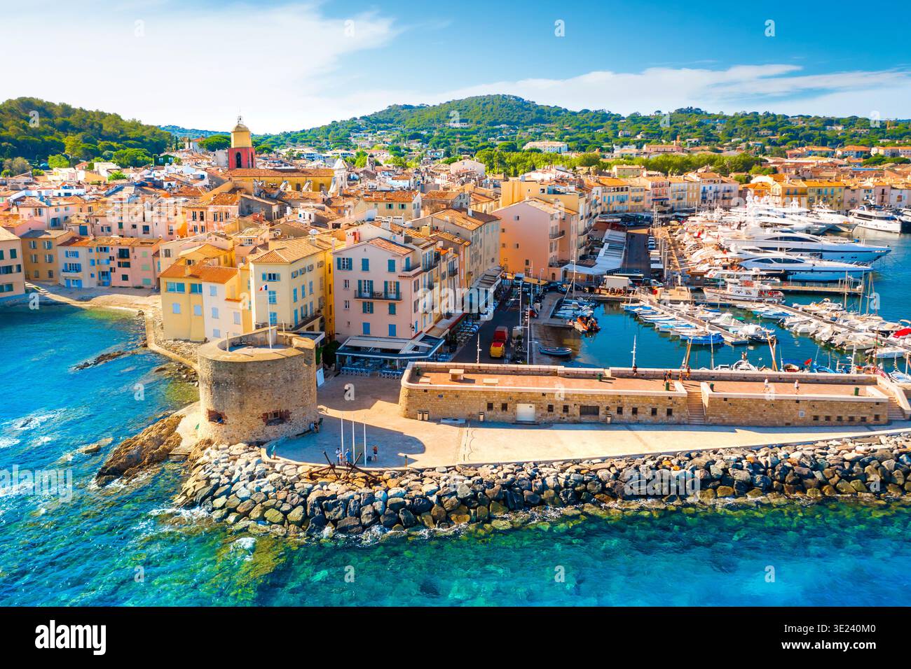 Blick auf die Stadt Saint-Tropez, Provence, Cote d Azur, ein beliebtes Reiseziel für Reisen in Europa Stockfoto