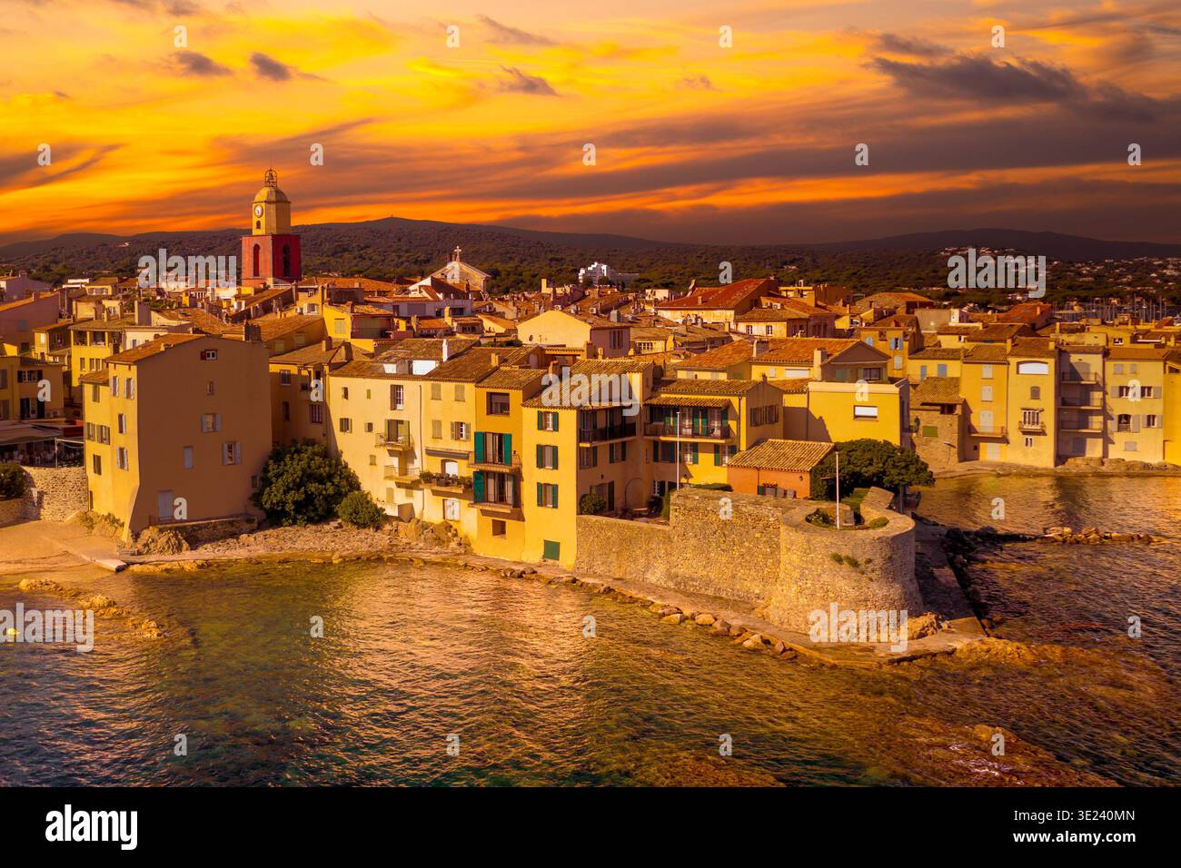 Blick auf die Stadt Saint-Tropez, Provence, Cote d Azur, ein beliebtes Reiseziel für Reisen in Europa Stockfoto