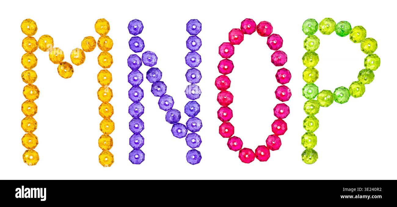 Buchstaben des englischen Alphabets aus farbigen Perlen auf weißem Hintergrund, isoliertes Alphabet Stockfoto