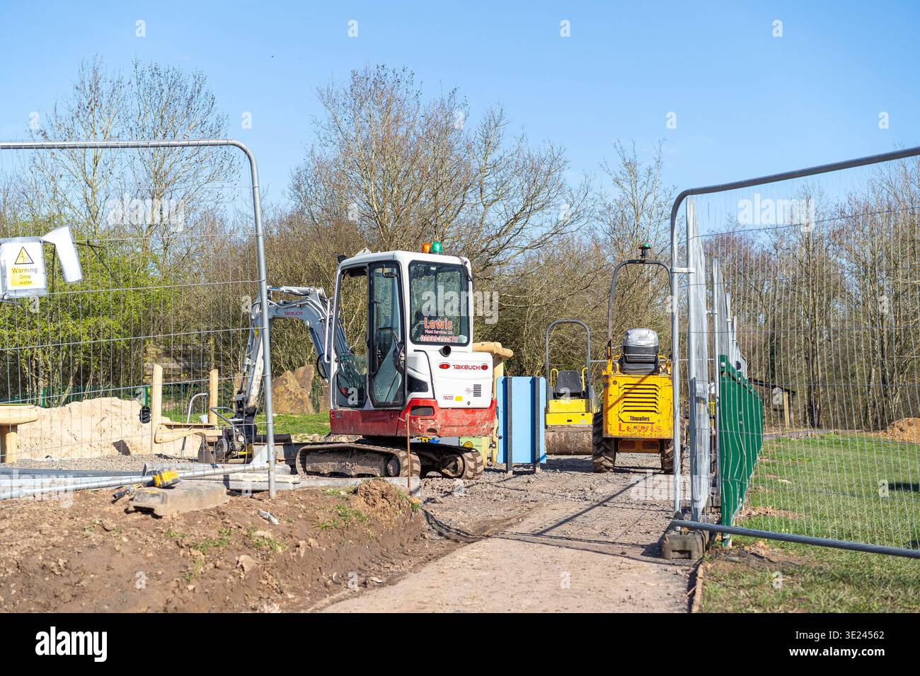 Minibagger und andere kleine Baumaschinen in einem Kinderpark, im Bau. Stockfoto