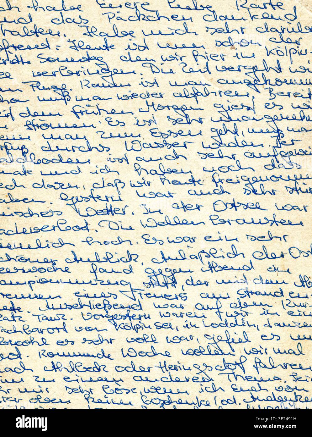 Fragment eines alten handschriftlichen Briefes, geschrieben in deutscher Sprache. Vintage-Handschrift auf einer Postkarte, ca. 1960er Jahre Kann als Hintergrund verwendet werden Stockfoto