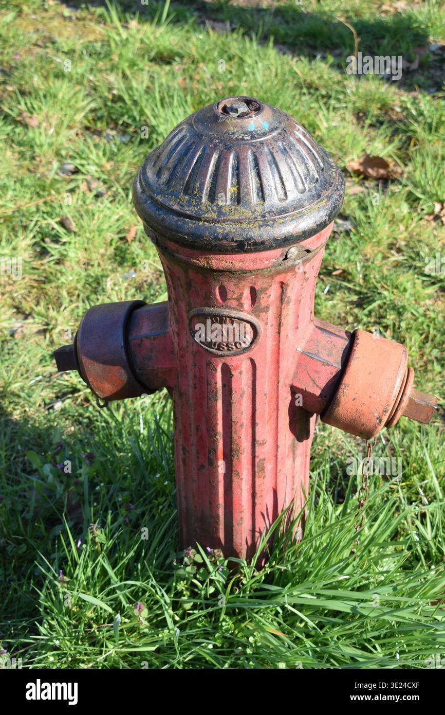 Verwitterter roter Hydrant in Frankreich Stockfoto