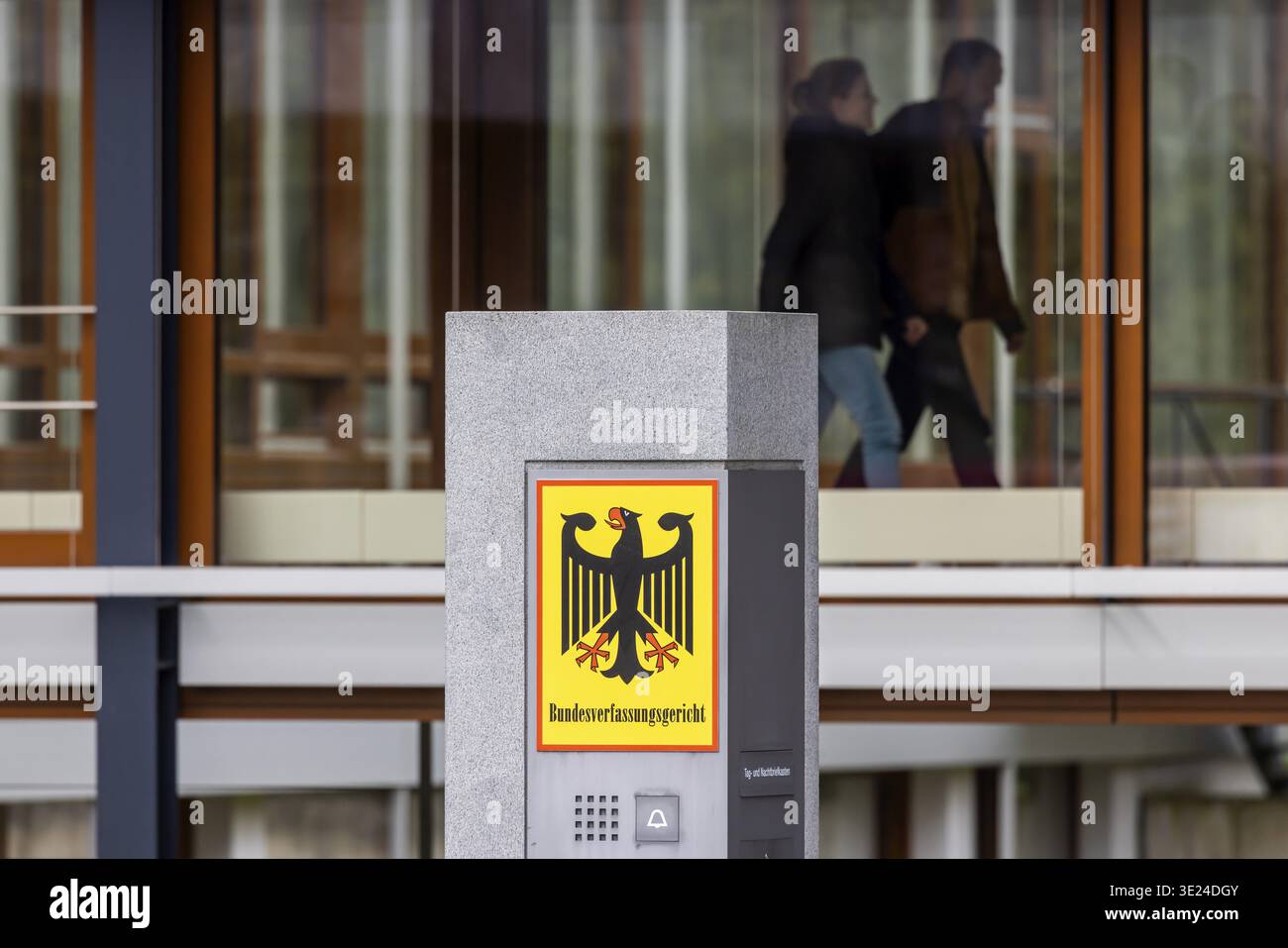 Bundesverfassungsgericht Karlsruhe (BVerfG). Außenansicht mit nationalem Emblem, Bundesadler. Karlsruhe, Baden-Württemberg, Deutschland Stockfoto