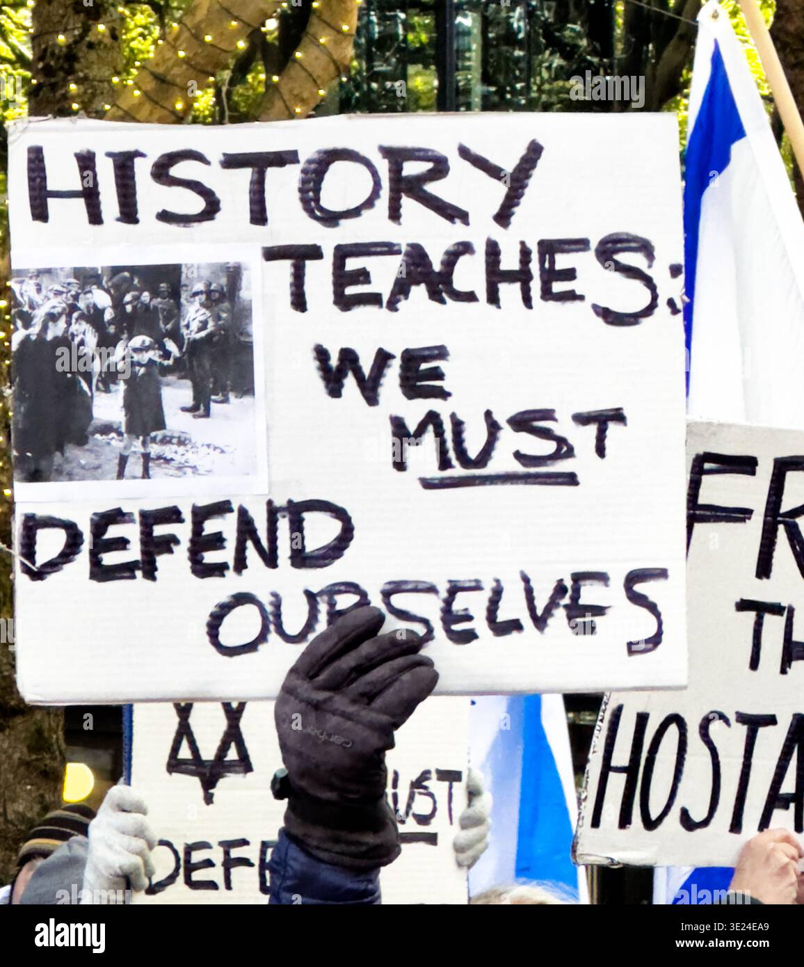 SEATTLE, WASHINGTON - 29. OKTOBER 2023: Ein Demonstrant in Seattle, Washington, hält ein Schild hoch, auf dem steht: „Geschichte lehrt, dass wir uns schützen müssen“ Stockfoto