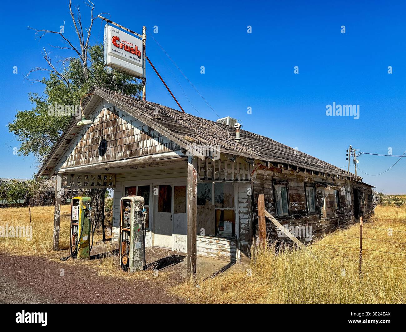 GRASS VALLEY, OREGON – 31. JULI 2023: Eine leere Tankstelle und ein Kaufhaus werden in Grass Valley, Oregon, verlassen. Stockfoto