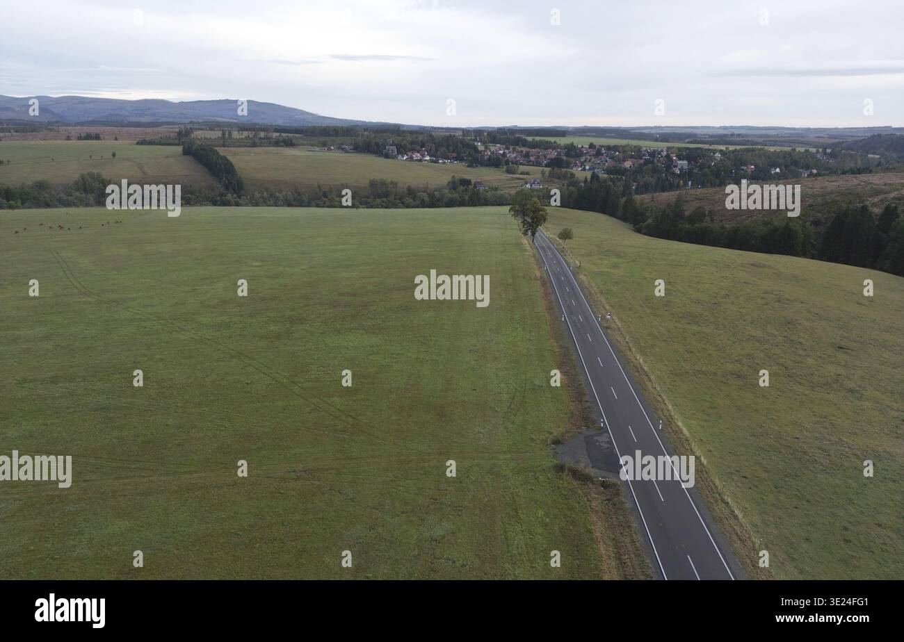 Drohnenschuss, Landstraße zum Dorf Tanne im Harz, Sachsen-Anhalt Stockfoto