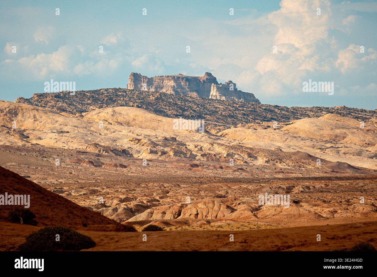 Utah Rockt Unter Dem Farbenfrohen Himmel. Abgelegene Hochwüstenszene Von Utah Mit Mehrschichtigen Sandsteinformationen Stockfoto