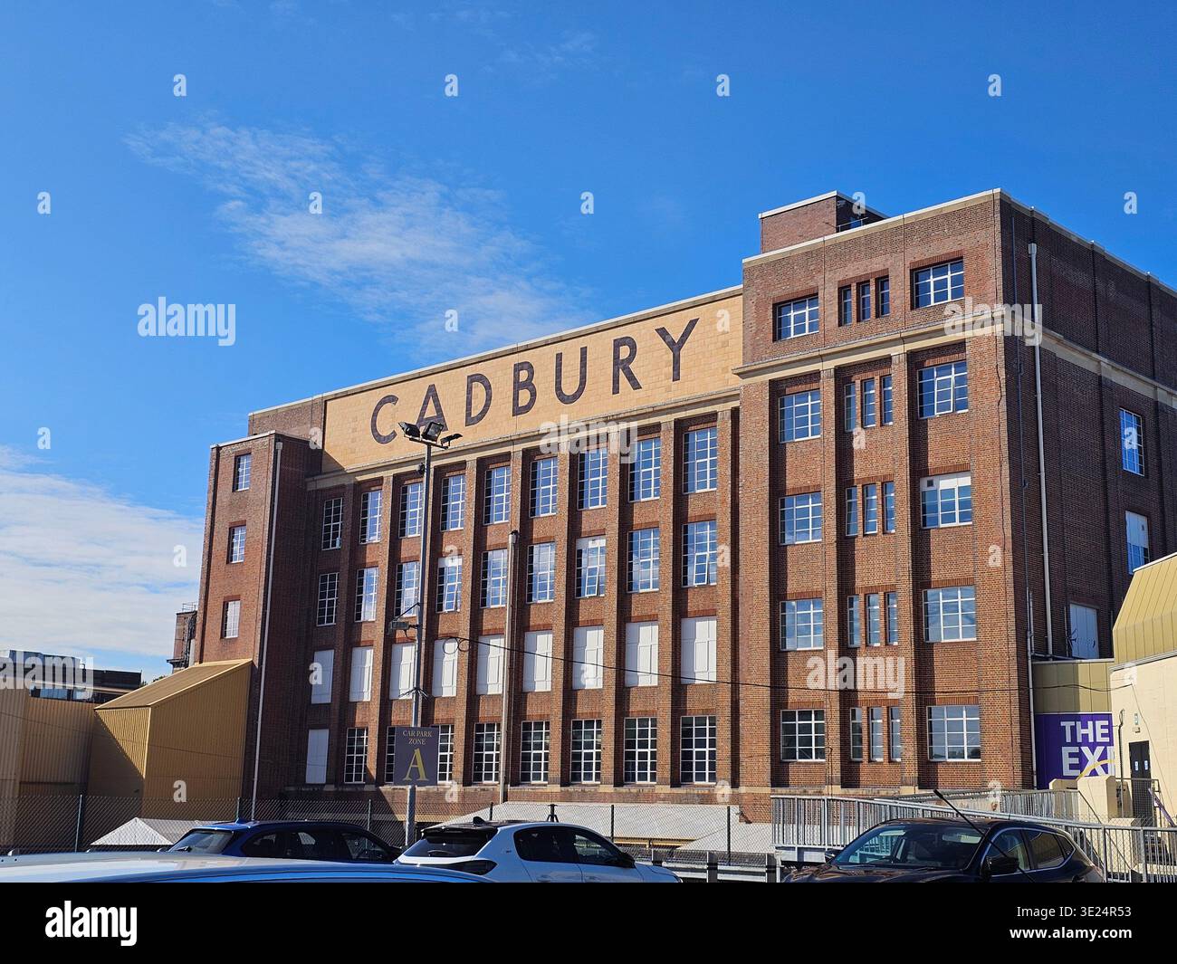 Die Cadbury Factory in Bournville zeigt die historische Produktionsstätte der berühmten Schokoladenmarke, die industrielles Erbe mit britischer Kultur verbindet - Smartphone-aufgenommenes Stockfoto
