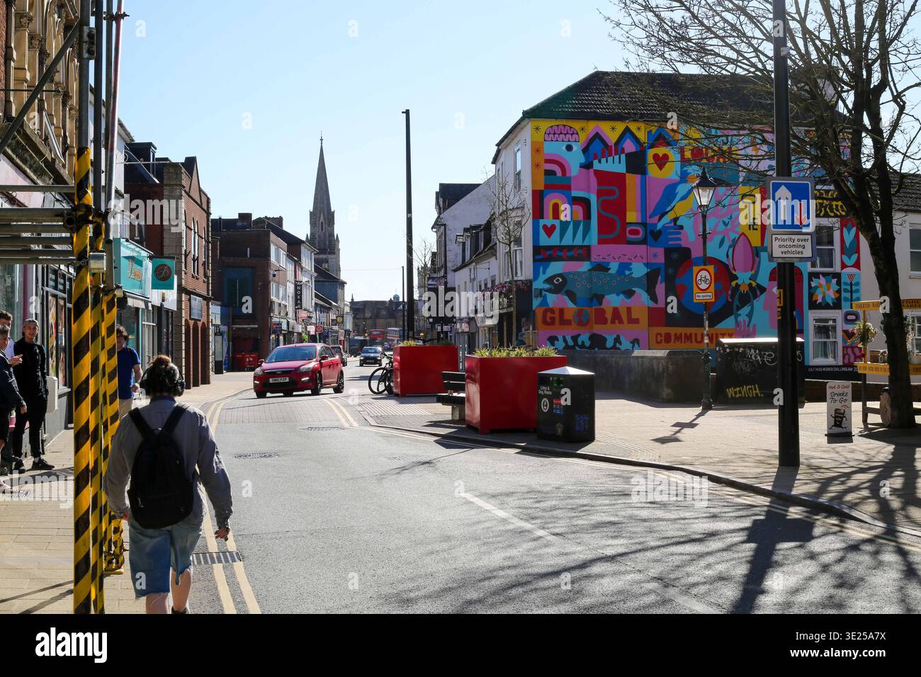 Shopping in Salisbury - die farbenfrohen Geschäfte der Fisherton Street im Stadtzentrum der Kathedrale von Wiltshire. März 2026. Stockfoto