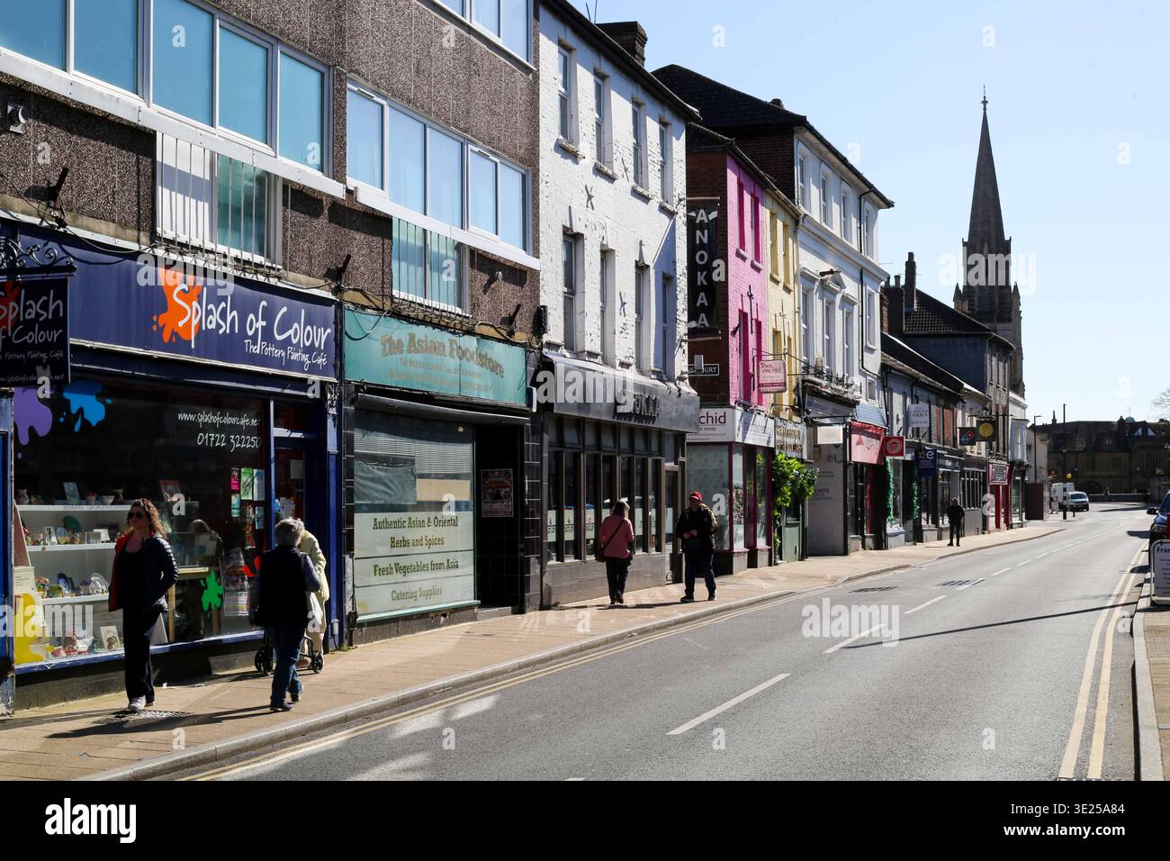 Shopping in Salisbury - die farbenfrohen Geschäfte der Fisherton Street im Stadtzentrum der Kathedrale von Wiltshire. März 2026. Stockfoto
