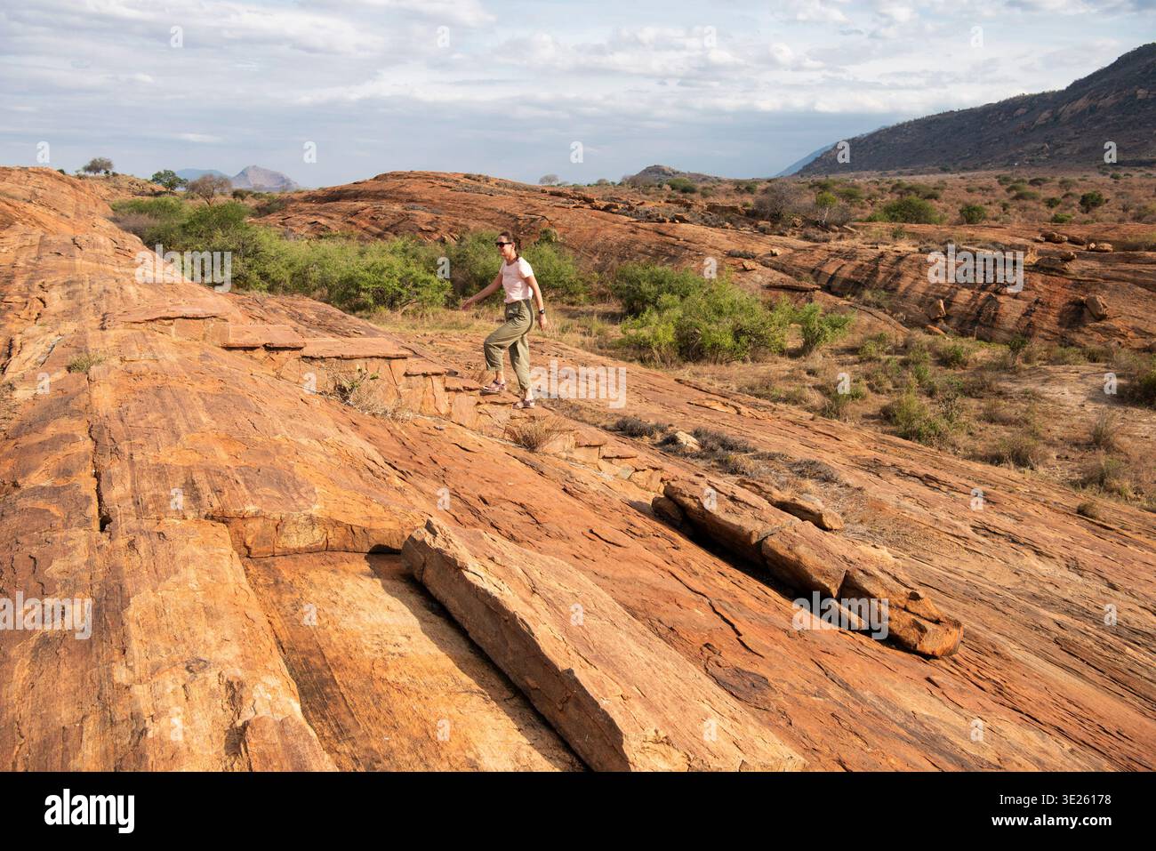 Tourist auf Mudanda Rock, Tsavo East National Park, Kenia Stockfoto