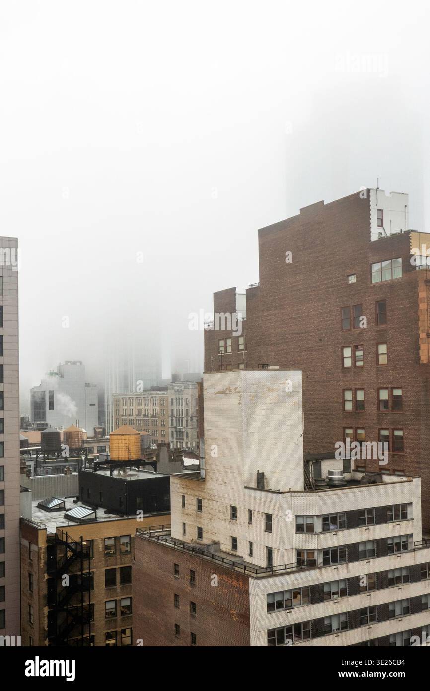 Die Wolkenkratzer-Wohnungen von Nomad sind in einem Grabtuch von schwerem Nebel verloren, Midtown Manhattan, März 2026, New York City Stockfoto