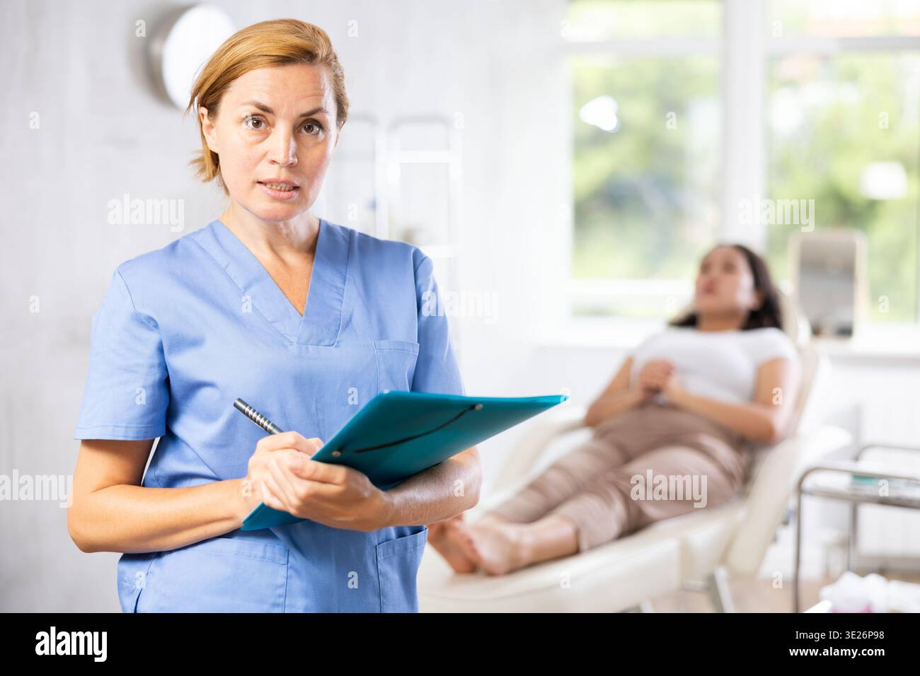 Porträt eines Arztes mittleren Alters mit Dokumenten Stockfoto