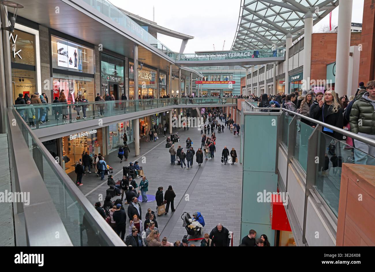 Innenansicht des Einkaufszentrums Liverpool ONE im Stadtzentrum von Liverpool, Merseyside, England, mit geschäftigen Verkaufsflächen auf mehreren Ebenen. Stockfoto