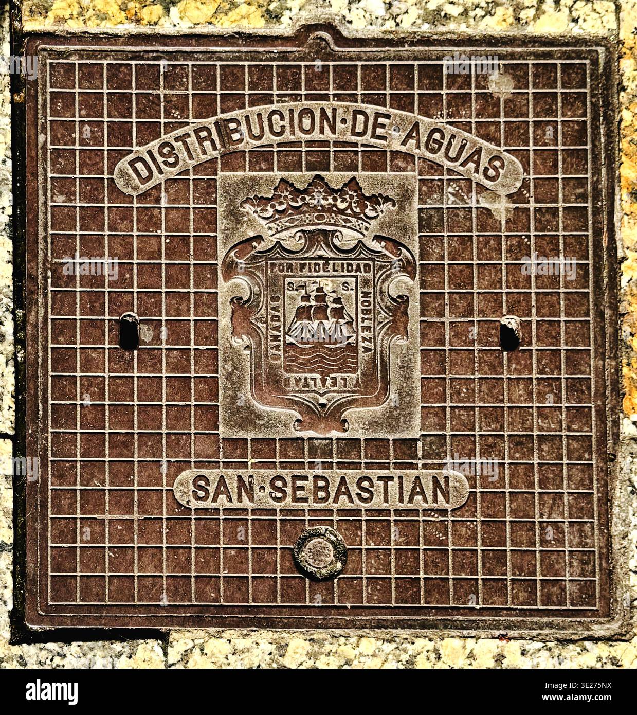 Abdeckung Für Wasserzähler; Donostia, San Sabastian, Spanien - Smartphone-aufgenommenes Stockfoto