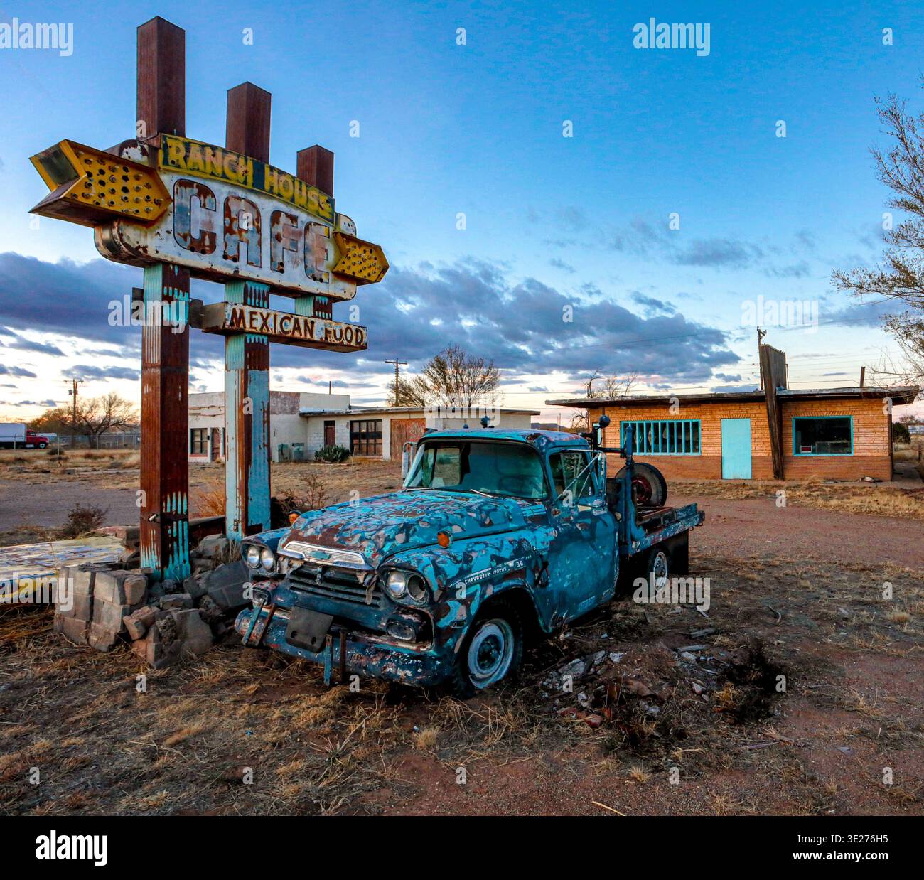 Route 66 – Diner und Pick-up-Truck – Reisefotografie Stockfoto