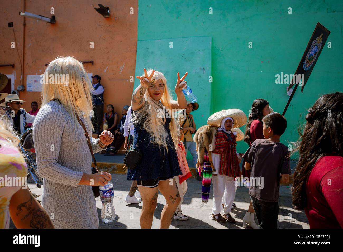 Menschen feiern Xinacates Karneval mit Perücken und modernen Kostümen in einer festlichen kulturellen Straßenumgebung in Mexiko. Stockfoto