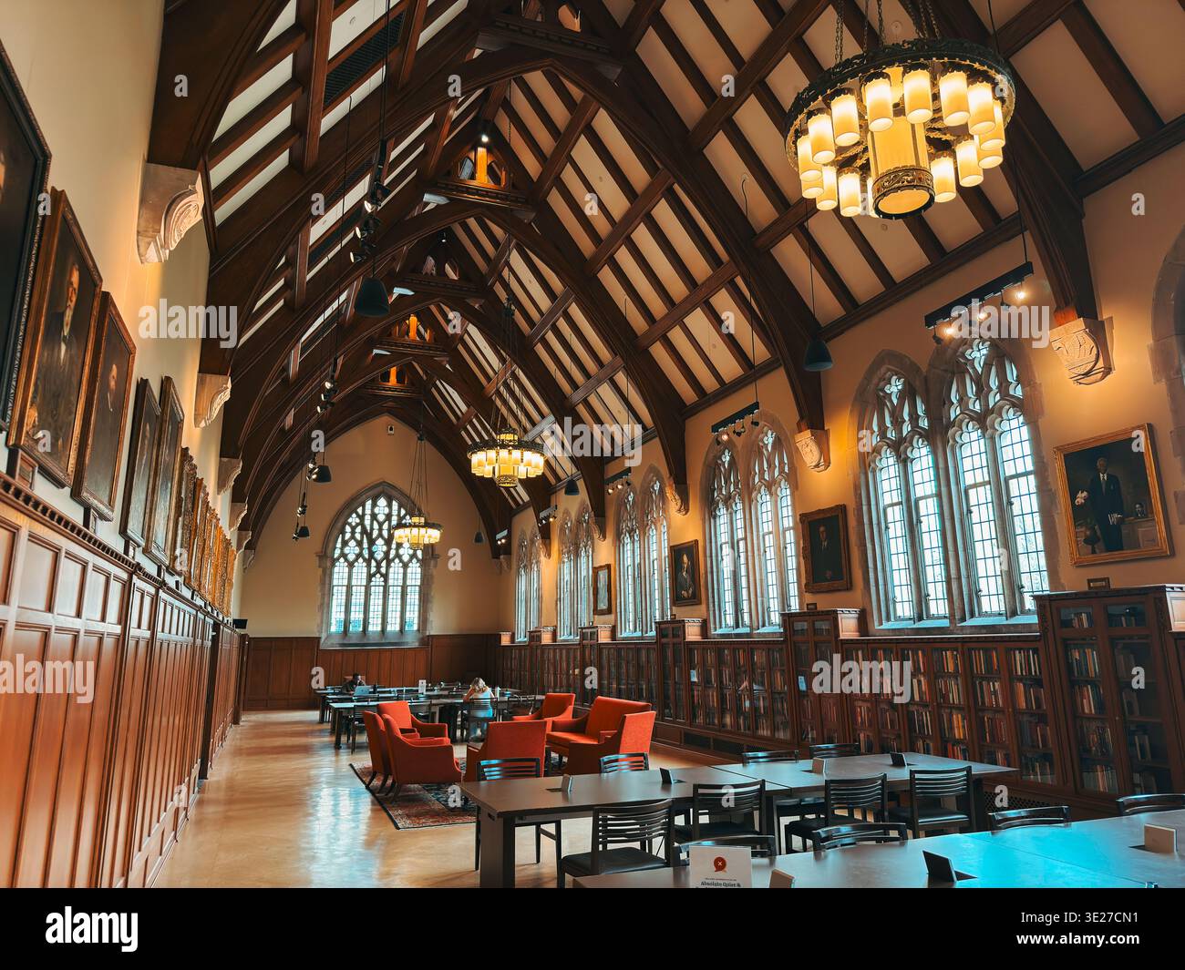 Der gotische Lesesaal der Duke University mit gewölbter Holzdecke, Kronleuchtern und langen Arbeitstischen Stockfoto