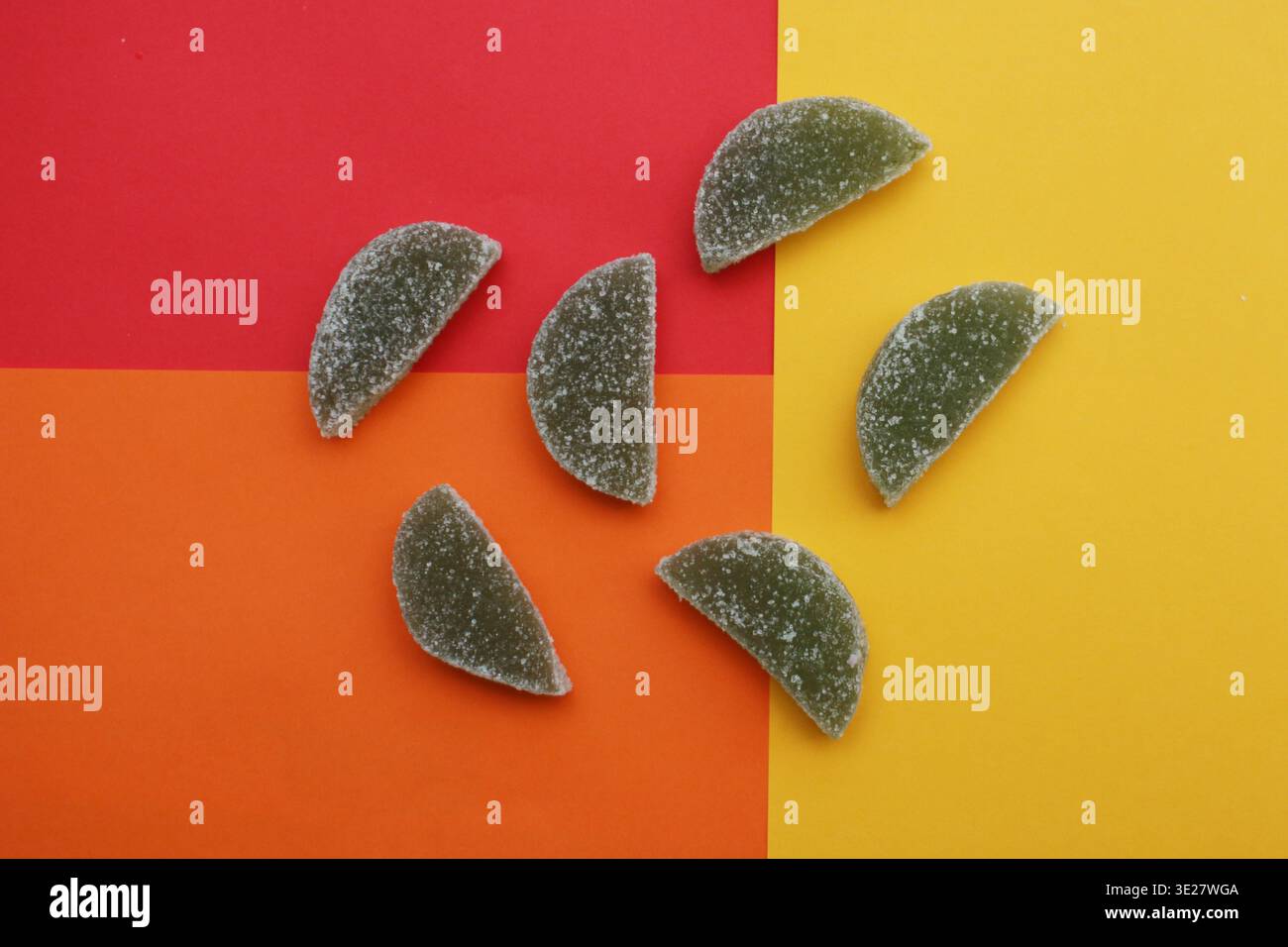 Helle, verspielte Farben stehen im Kontrast zu süßen, strukturierten Leckereien. Ideal für Speisen, Desserts oder verspielte Designprojekte Stockfoto