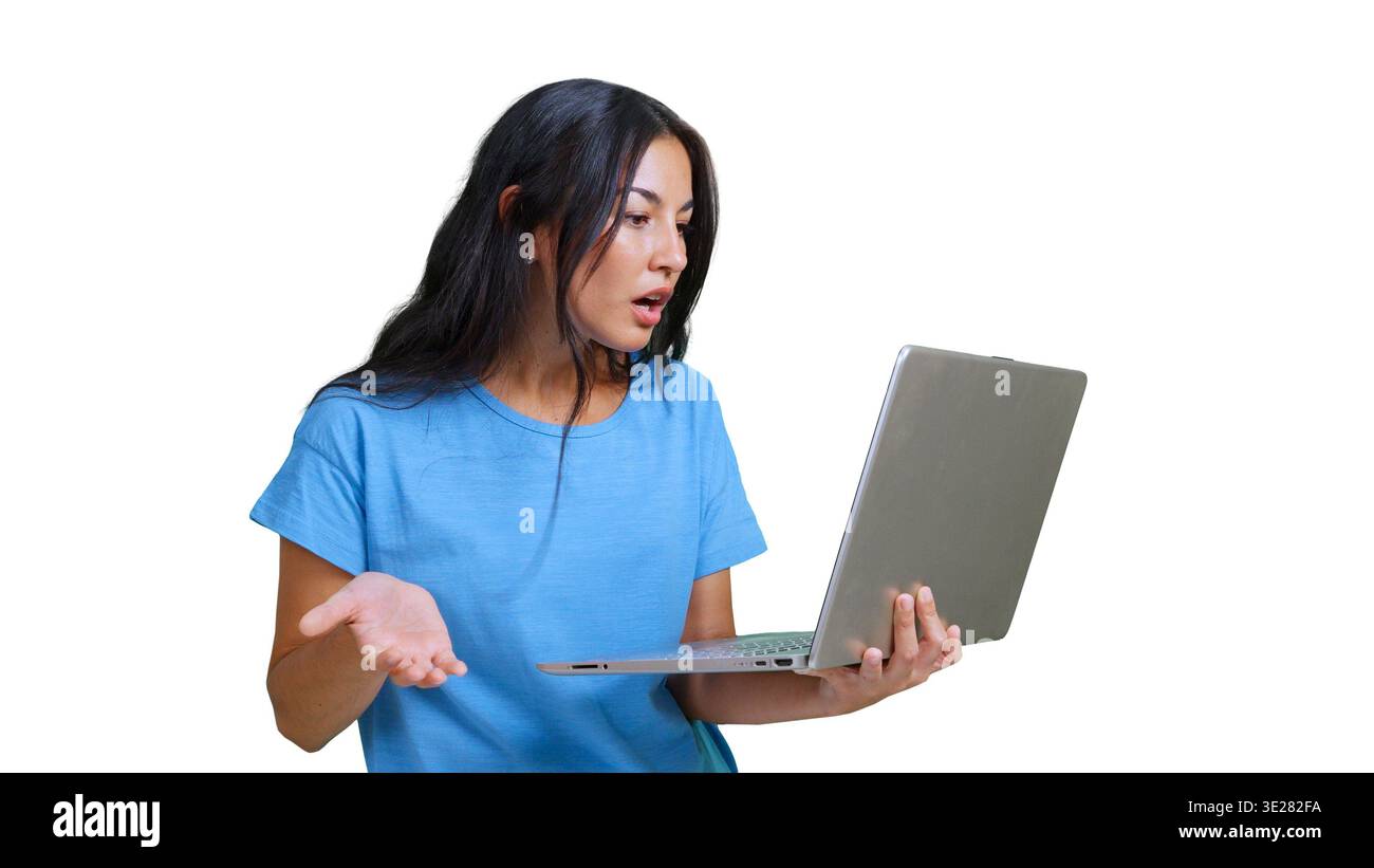 Frau, die verwirrt auf dem transparenten Hintergrund des Laptops schaut Stockfoto