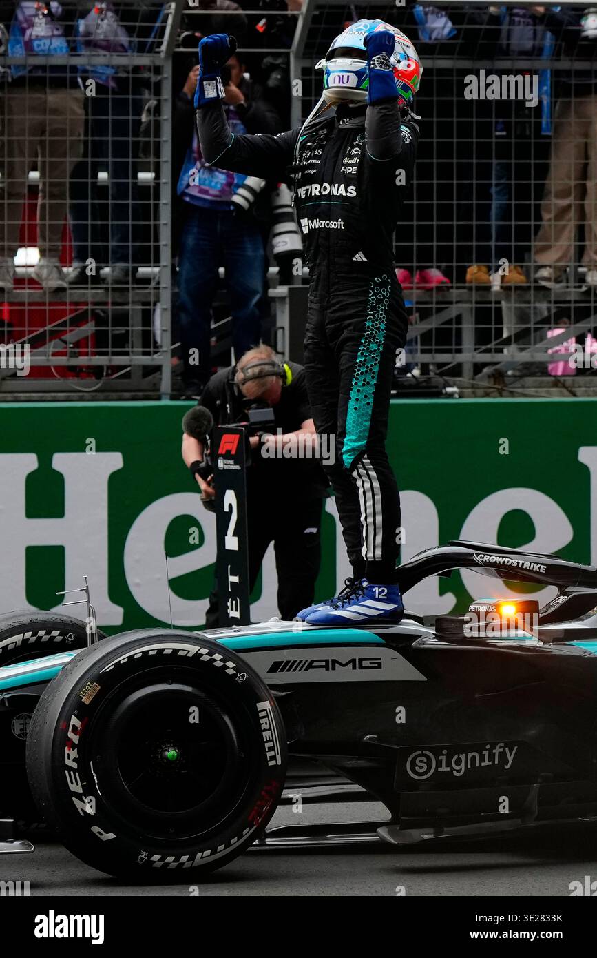 Rennsieger Andrea Kimi Antonelli aus Italien und Mercedes AMG Petronas F1 Team und dritter Platz für Lewis Hamilton aus Großbritannien und Scuderia Ferrari Talk im parc Ferme während des F1 Grand Prix von China auf dem Shanghai International Circuit am 15. März 2026 in Shanghai, China. (Foto: Chinta Kari/SIPA USA) Stockfoto
