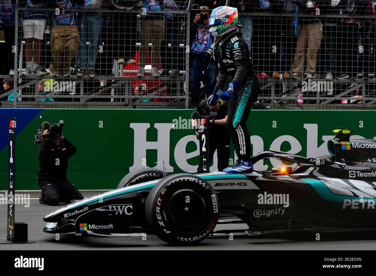Rennsieger Andrea Kimi Antonelli aus Italien und Mercedes AMG Petronas F1 Team und dritter Platz für Lewis Hamilton aus Großbritannien und Scuderia Ferrari Talk im parc Ferme während des F1 Grand Prix von China auf dem Shanghai International Circuit am 15. März 2026 in Shanghai, China. (Foto: Chinta Kari/SIPA USA) Stockfoto