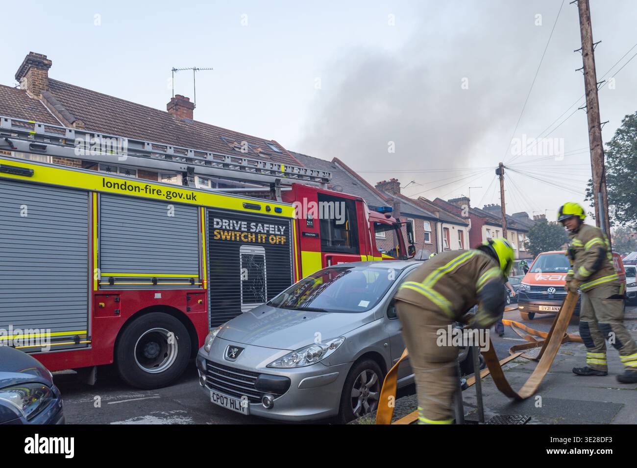 Die Londoner Feuerwehrleute reagieren auf einen Wohnbrand-Notfall. London, Großbritannien, 15. Juni 2023 Stockfoto