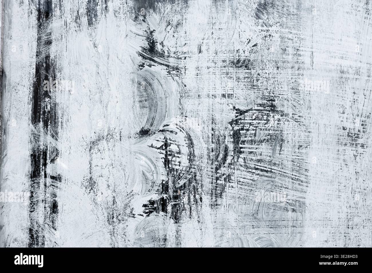 Abstrakte monochrome Textur mit weißen Pinselstrichen und schwarzem Hintergrund Stockfoto