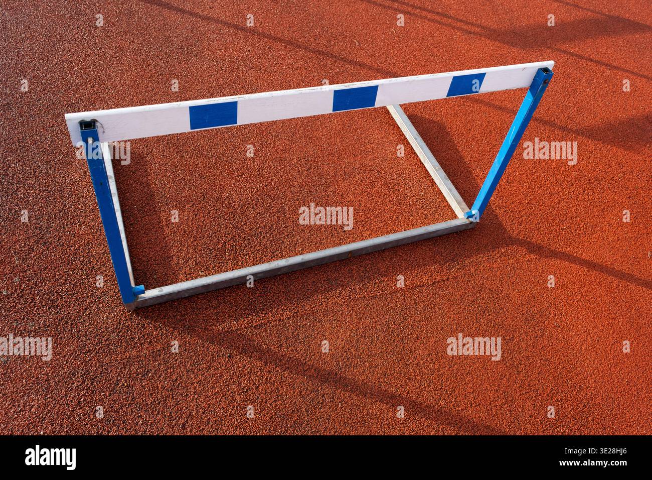Leichtathletik-Hürde auf einer roten Laufbahn für Sporttraining und Wettkämpfe Stockfoto