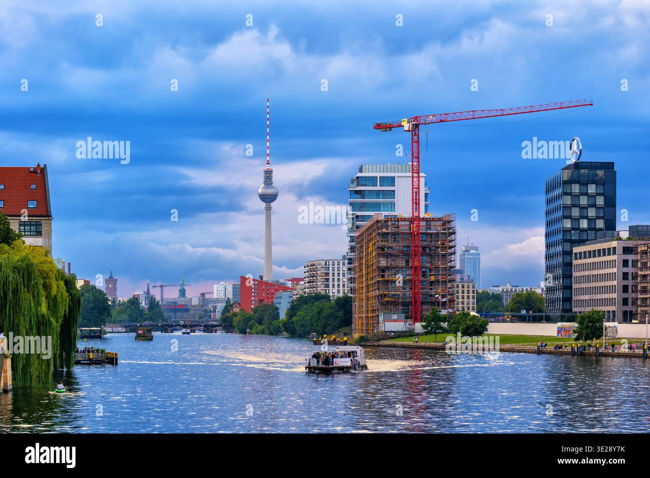 Skyline von Berlin mit Fernsehturm, Hauptstadt von Deutschland. Blick auf die Spree von der Ostseite. Stockfoto