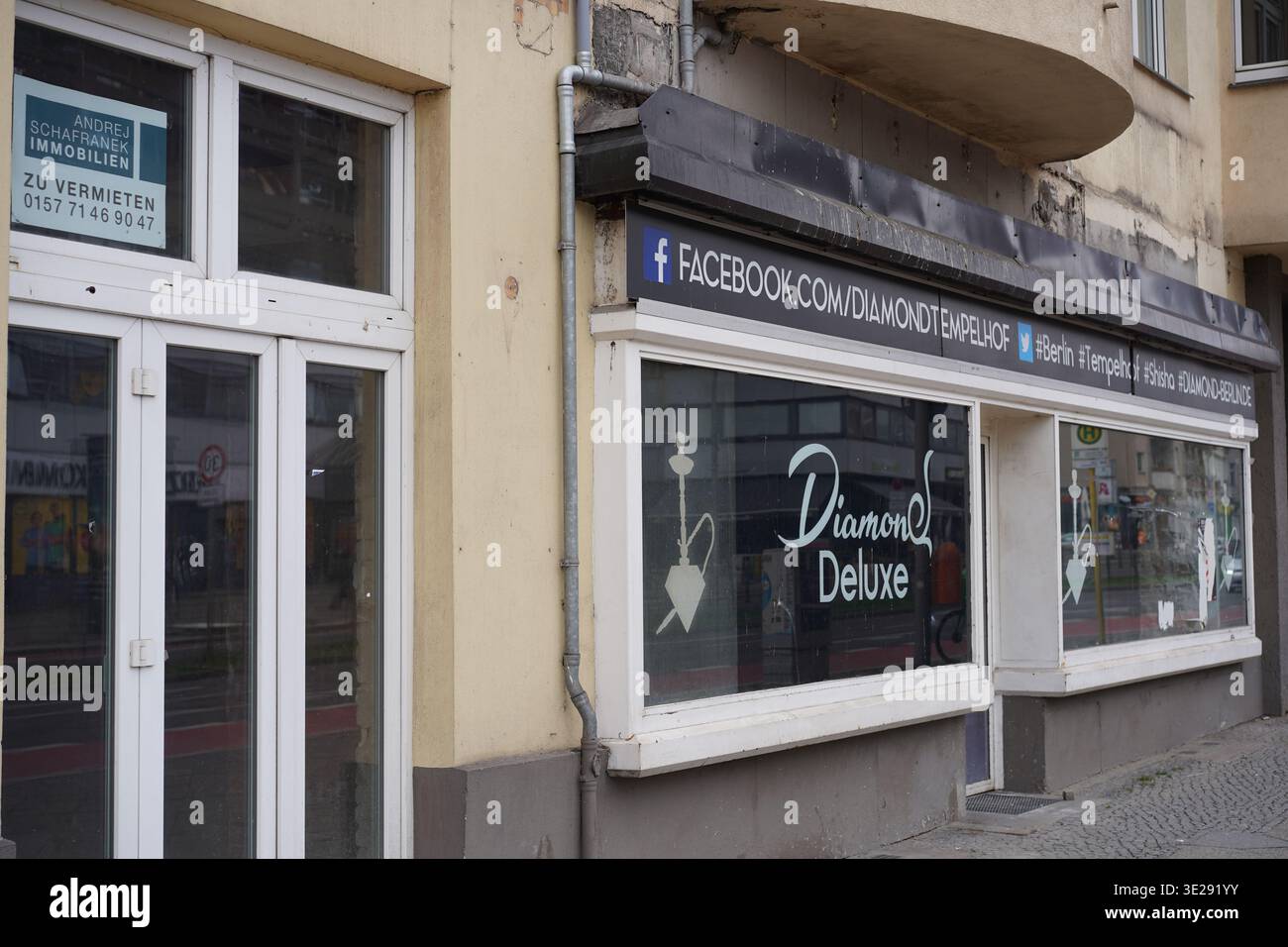 Berlin, Deutschland - 15. März 2026: Leerstehende Ladenfront einer ehemaligen 'Diamond Deluxe' Shisha Bar am Tempelhofer Damm in Berlin-Tempelhof. Stockfoto