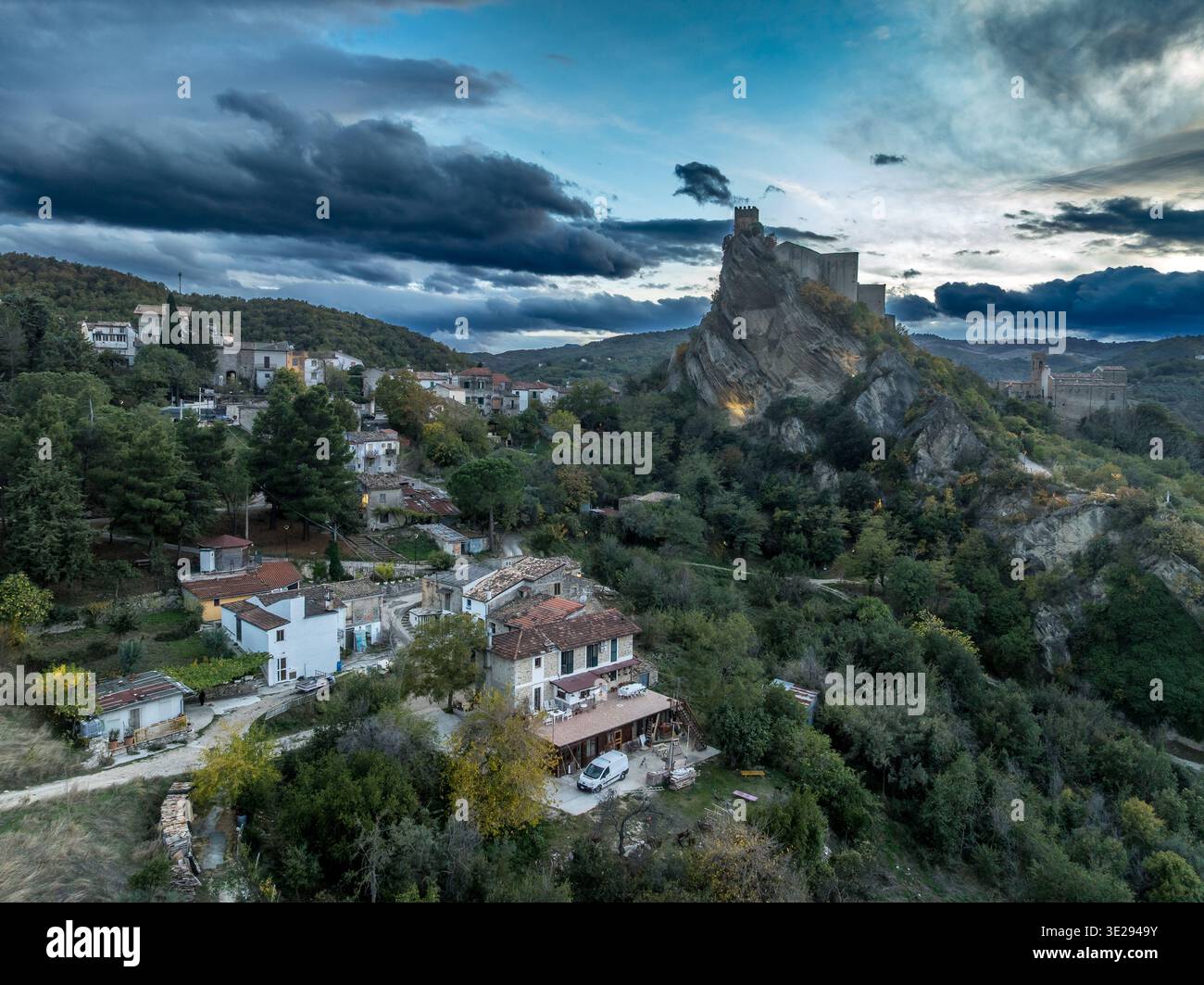 Aus der Vogelperspektive von Roccascalegna: „Sky Castle“ auf einem Sandsteinpfad. Fangen Sie die Angevin Towers aus dem 16. Jahrhundert in den Abruzzen ein Stockfoto