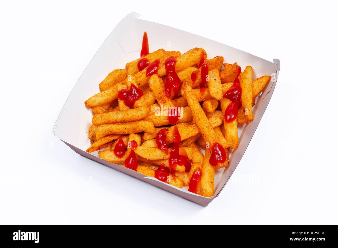 Beladene Pommes Frites Mit Ketchup Drizzle Und Chili, Überlaufender Pappschalen, Glänzende Sauce Threads, Scharf Stockfoto