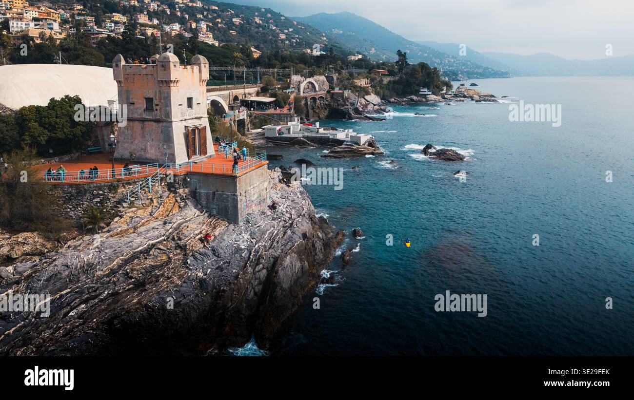 Blick auf die Küste von Nervi in der Nähe von Genua an der italienischen Riviera, Ligurien, Italien. Stockfoto