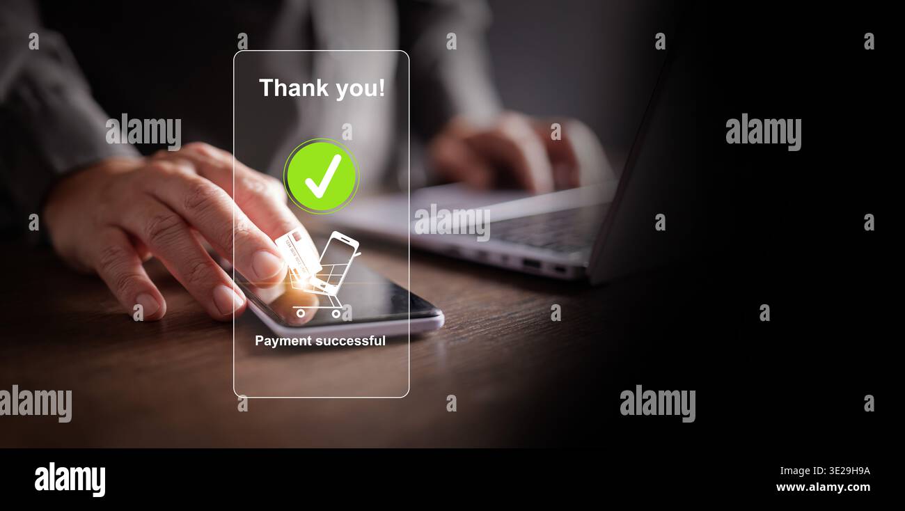 Online-Zahlungskonzept. Hand mit Smartphone für sichere Transaktionen. FinTech, E-Commerce, Einkaufstechnologie, drahtloses sicheres elektronisches Banking Stockfoto