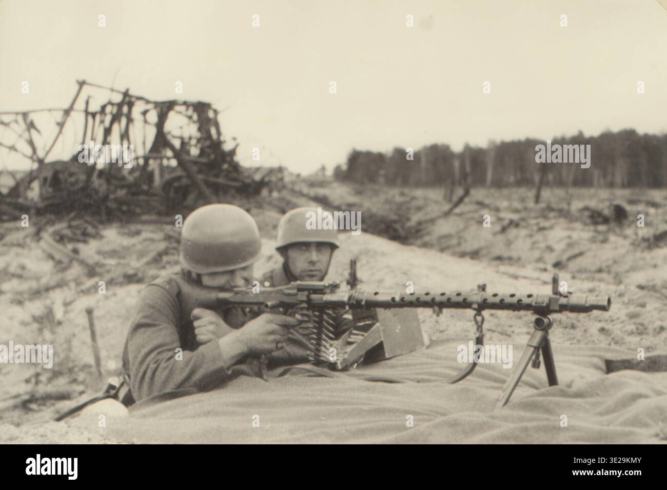 DEUTSCHE LUFTWAFFE, zwei deutsche Fallschirmjäger mit MG 34, 1939, aus dem Fotoalbum eines deutschen Fallschirmjägers, EIGENSCHAFTSFREIGABE | EDITORIAL-USE-ONLY Stockfoto