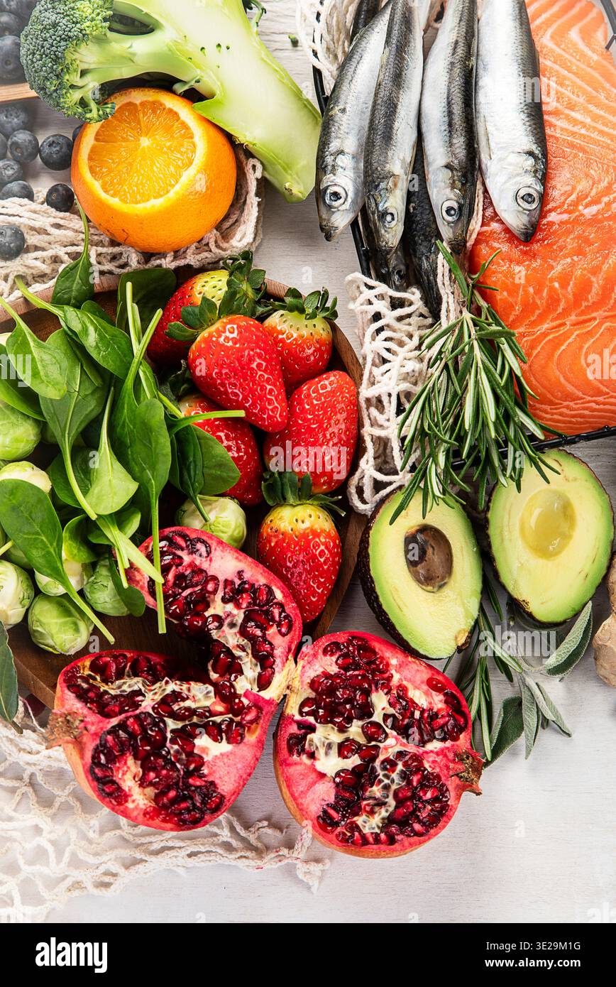 Vielfalt frischer, unverarbeiteter Lebensmittel; gesunde Ernährung, entzündungshemmende Diätprodukte auf hellem Hintergrund. Draufsicht. Stockfoto