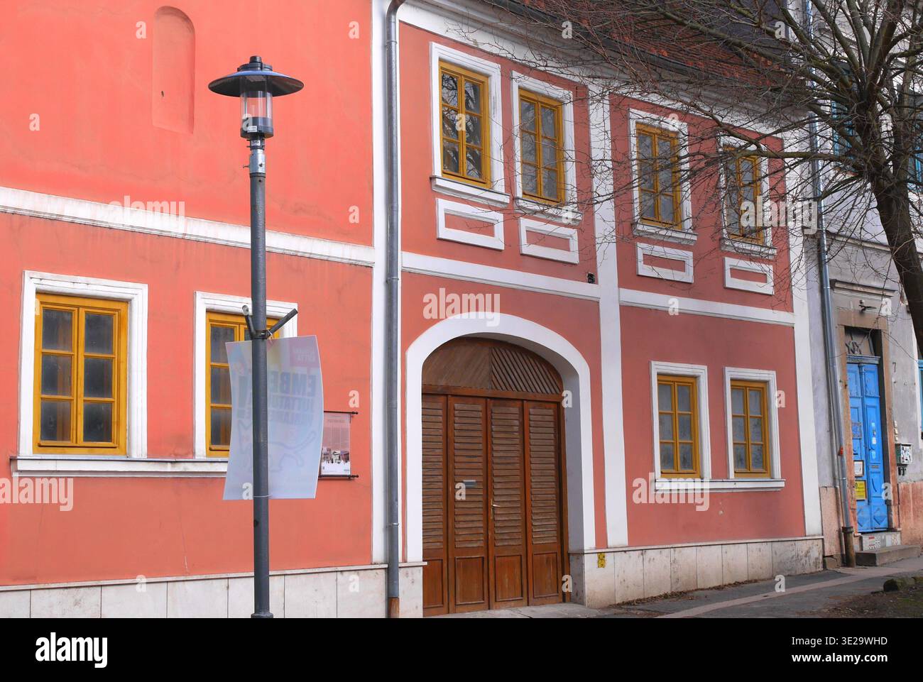Altstadthäuser auf einer Straße, Esztergom, Ungarn Stockfoto