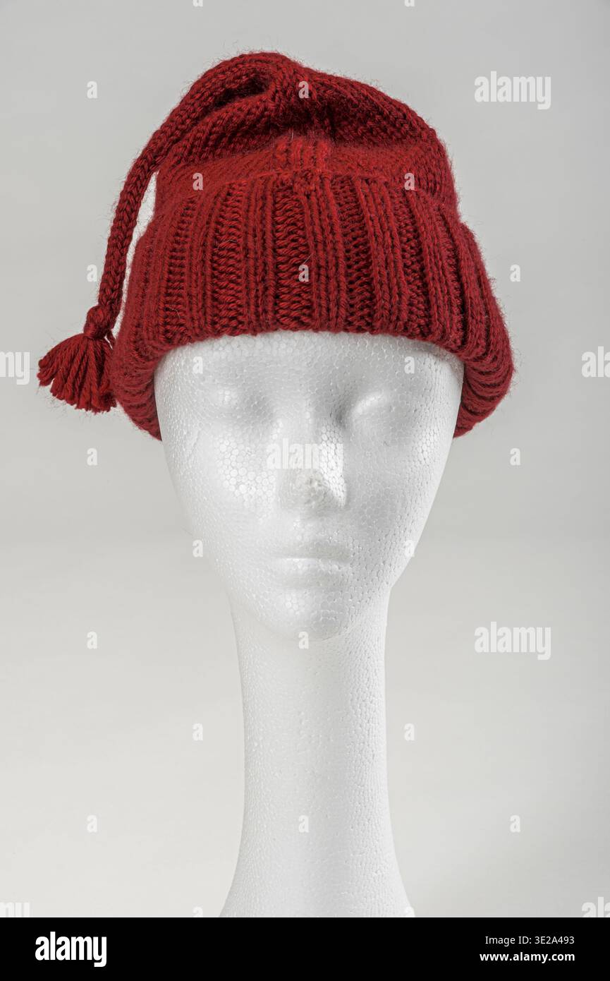 Melt the Ice hat, ein roter gestrickter Protestmütze, der gegen die US-Einwanderungs- und Zollbehörden (ICE)-Aktionen in den USA protestiert Stockfoto
