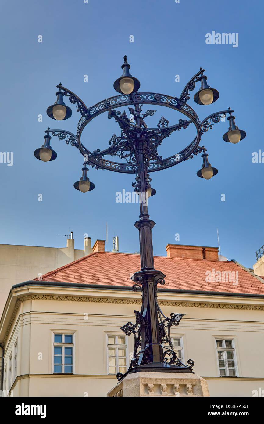 Straßenbeleuchtungsposten und Lampen an einem kunstvoll verzierten Stahlpfosten im Stadtzentrum von Budapest, Ungarn, Mitteleuropa Stockfoto