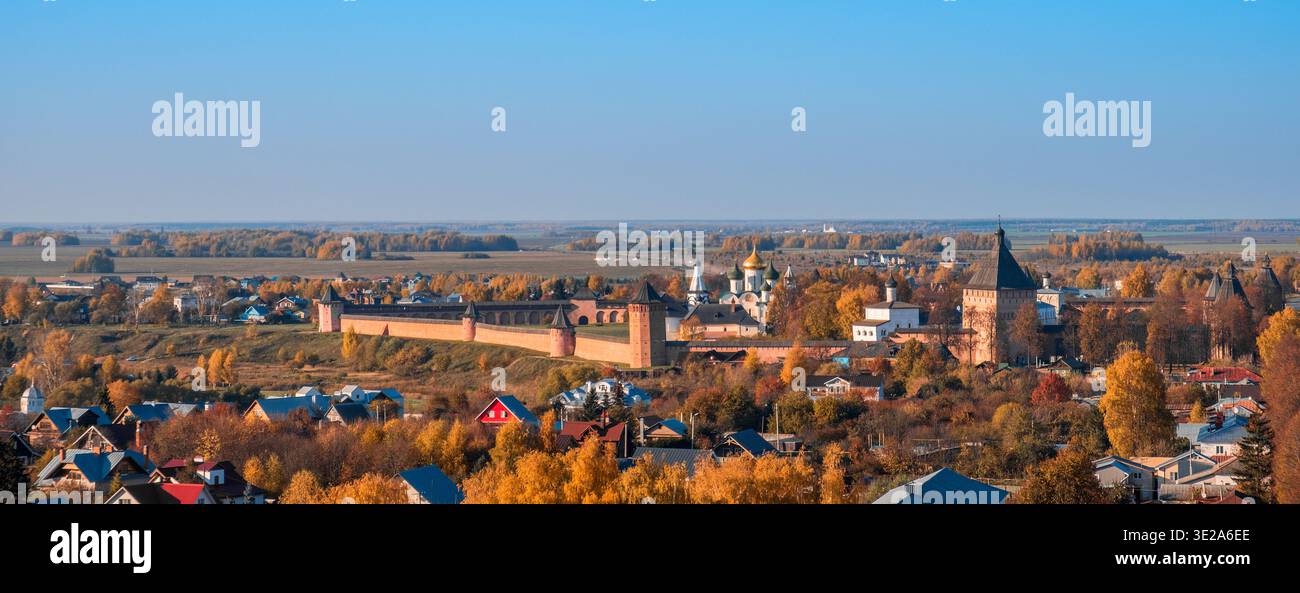 Herbstblick auf die Stadt Suzdal vom Glockenturm Stockfoto