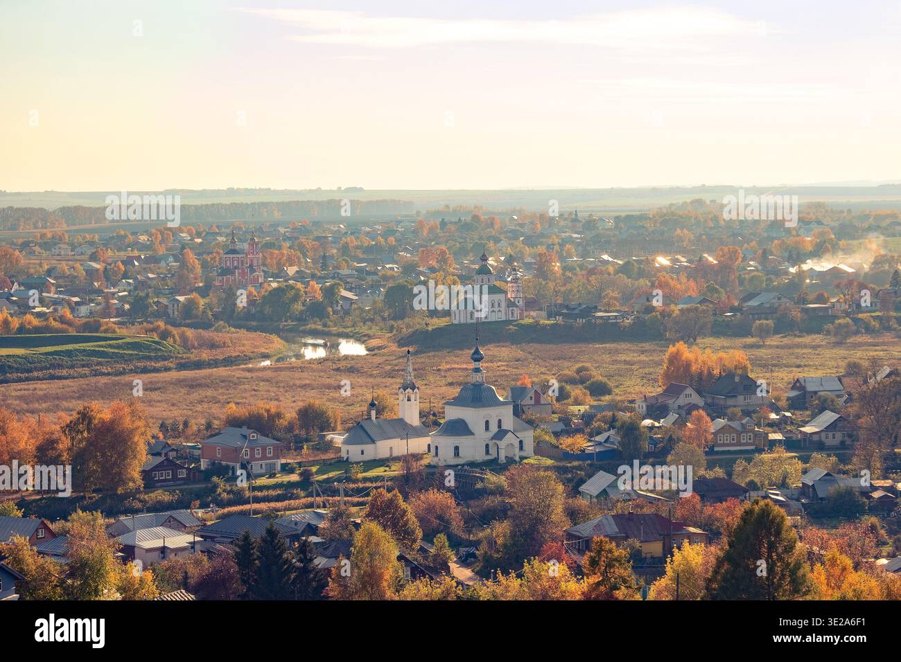 Herbstblick auf die Stadt Suzdal vom Glockenturm Stockfoto