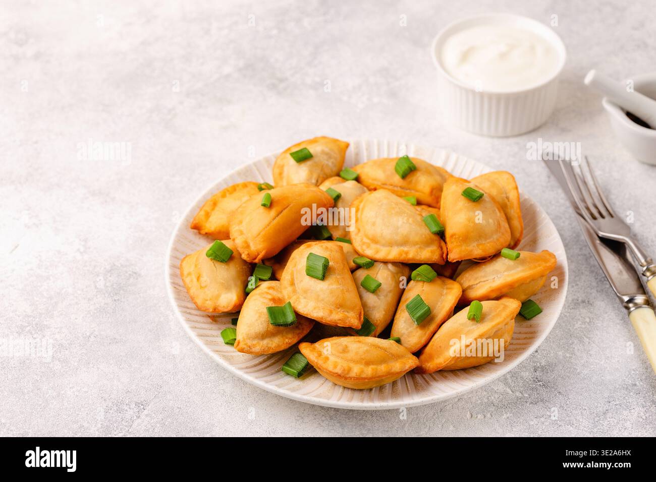 Knödel, gefüllt mit Kartoffelpüree. Russisches, ukrainisches oder polnisches Gericht: Varenyky, Vareniki, Pierogi, Pyrohy. Stockfoto