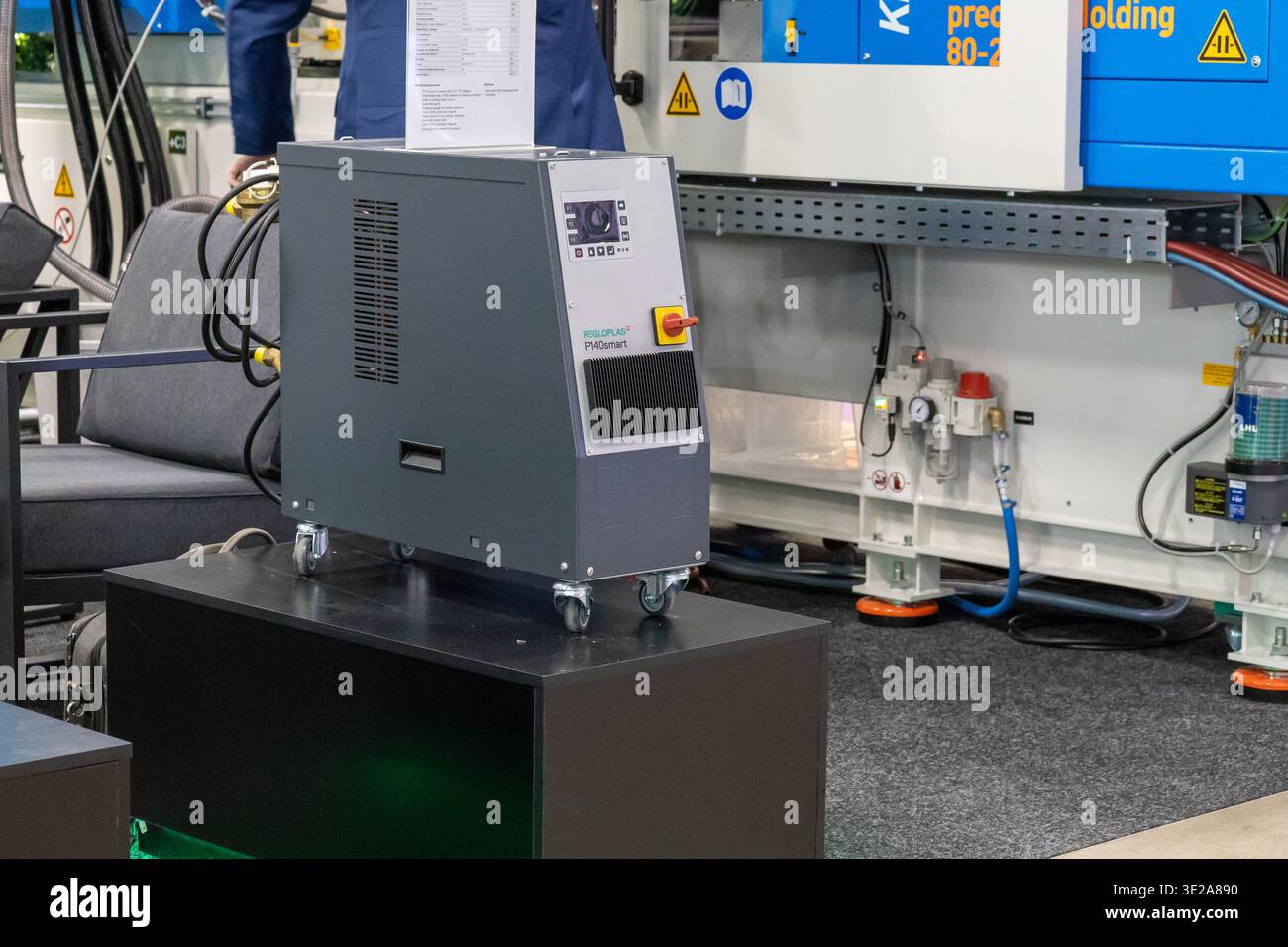 Helsinki, Finnland - 11. März 2026: Eine Nahaufnahme mehrerer moderner industrieller Temperaturregler, insbesondere der Maschinen REGLOPLAS 90smart, Stockfoto