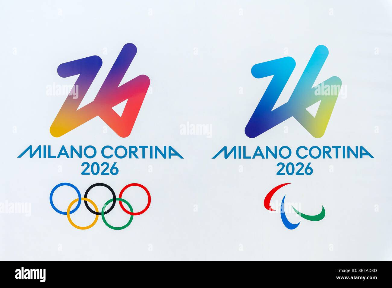 Mailand, Lombardei, Italien - Freitag, 13, 2026: Die offiziellen Embleme der Olympischen und Paralympischen Spiele von Mailand Cortina 2026 werden gemeinsam gezeigt Stockfoto