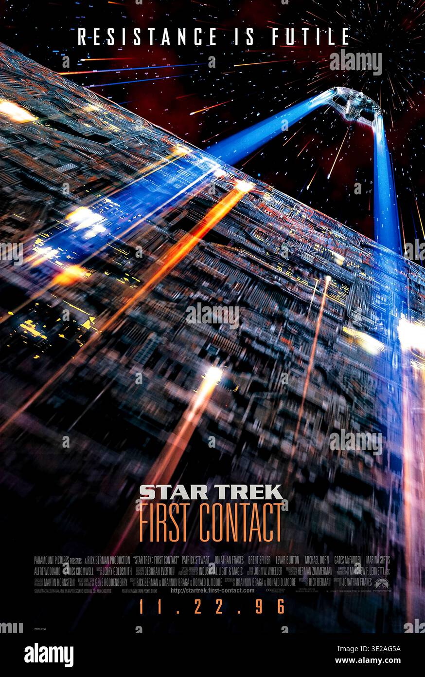 Star Trek First Contact (1996) von Jonathan Frakes mit Patrick Stewart, Jonathan Frakes und Brent Spiner. Die Borg reisen zurück ins Jahr 2063, um den ersten Kontakt mit Vulkaniern zu verhindern, indem sie die Erde von der Enterprise-E assimilieren Picard und die Crew folgen, um die Zukunft der Menschheit zu schützen. Sie stellen sicher, dass Zefram Cochranes Warpflug erfolgreich ist. Foto eines Original-Posters aus dem Jahr 1996 (USA), das NUR FÜR REDAKTIONELLE ZWECKE VERWENDET WIRD. Quelle: BFA / Paramount Pictures Stockfoto
