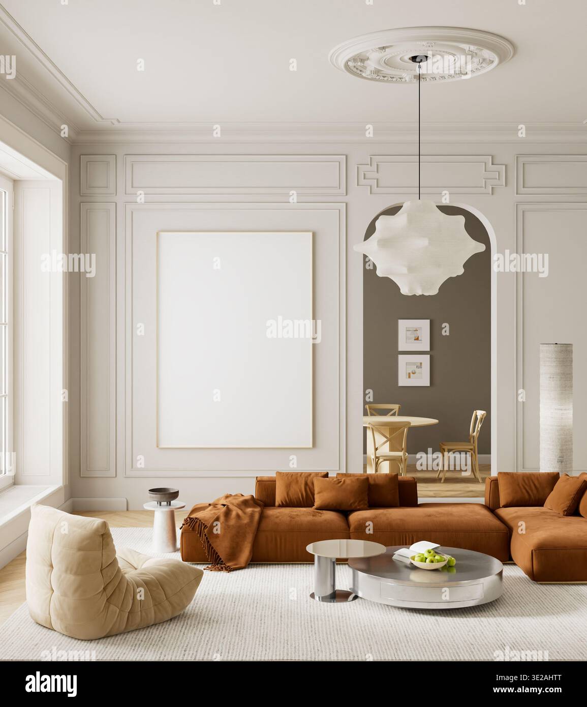 Modernes, modernes Wohnzimmer mit braunem Sofa, großem leerem Posterrahmen und sanften neutralen Tönen. Sauberes symmetrisches Layout mit großem Kopierraum Stockfoto
