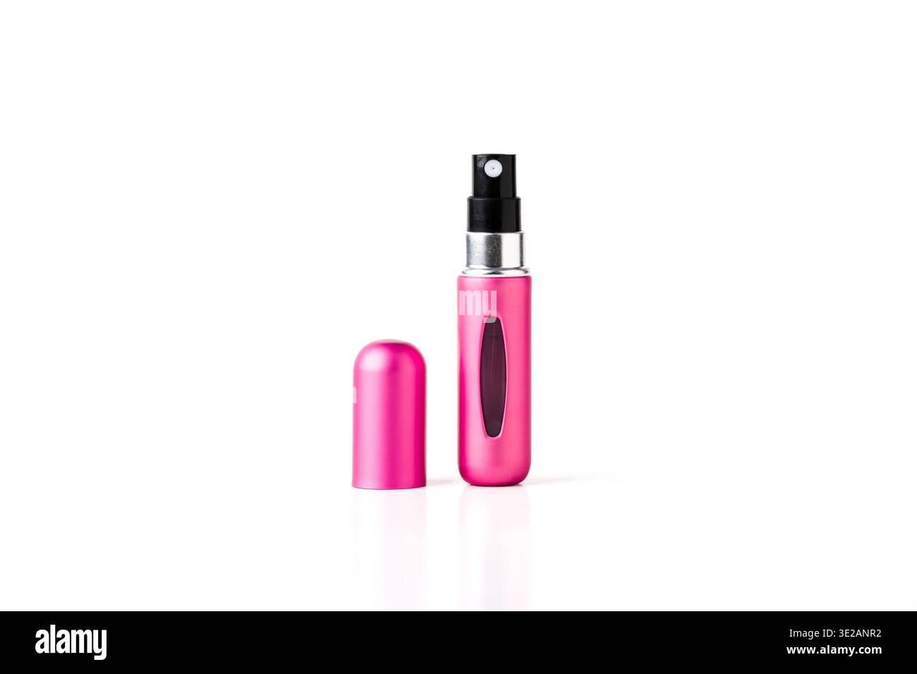 Pinke Mini-Parfüm-Zerstäuberflasche mit Sprühdüse isoliert auf weißem Hintergrund Stockfoto