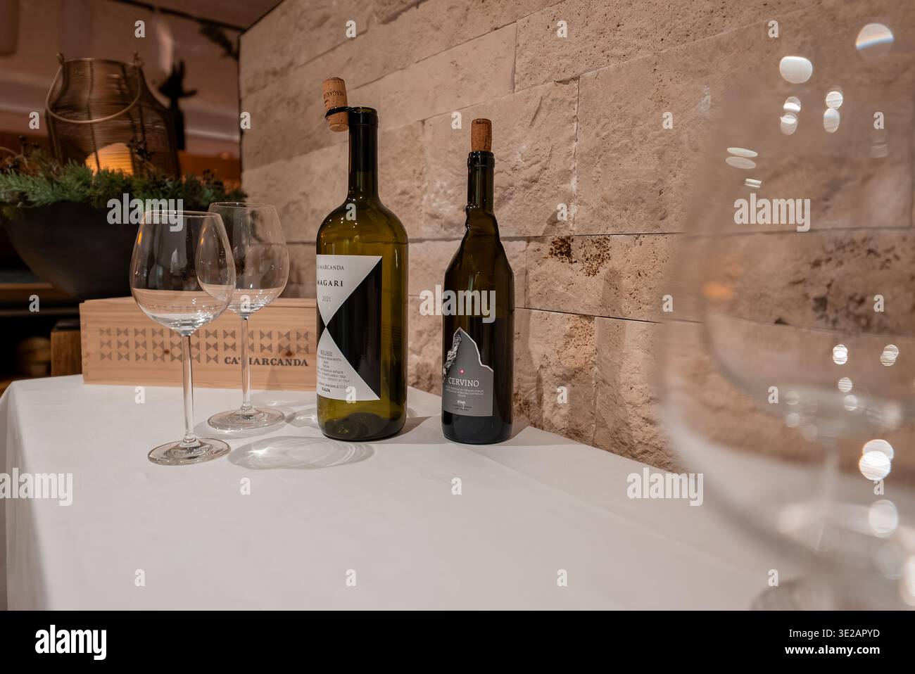 Weinflaschen und Stielgläser im Zermatter Boutique-Hotel Dining Stockfoto